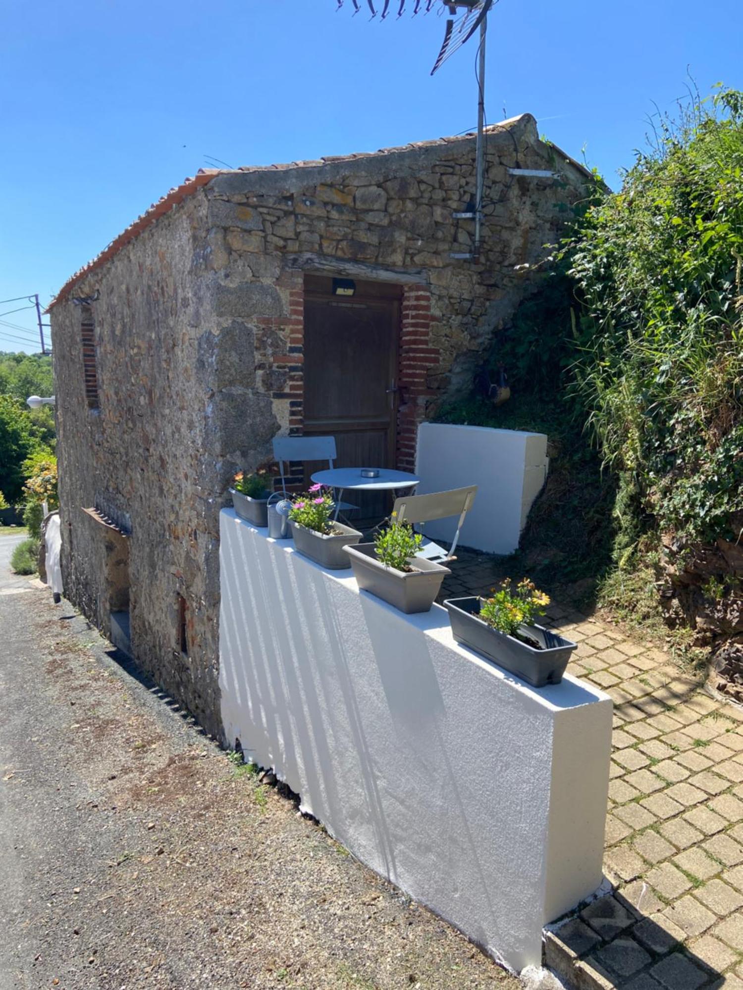Hotel Le Petit Moulin Pouzauges Exterior foto